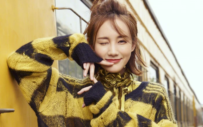 Li Yitong fashion China Asia actress frontal view looking at viewer