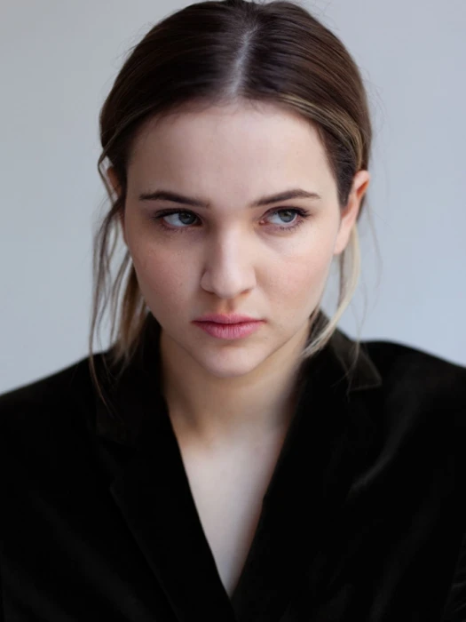 Lisa Vicari brunette celebrity actress German green eyes