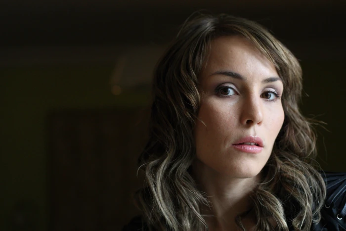 Noomi Rapace actress brunette brown eyes pink lipstick 2k