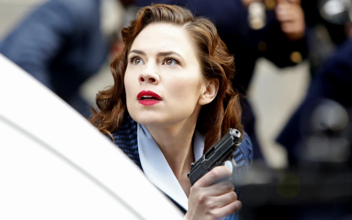 Peggy Carter Hayley Atwell women actress red lipstick gun