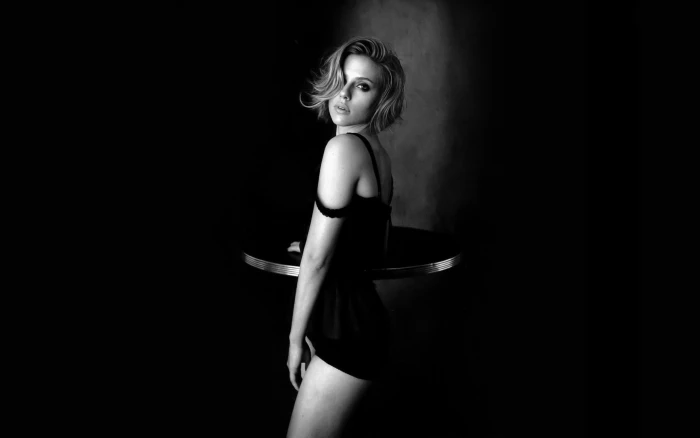 Scarlett Johansson monochrome celebrity actress blonde 2k