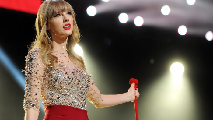Taylor Swift singer women concerts one person illuminated