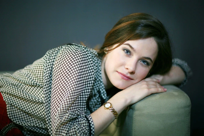 women actress Caroline Dhavernas portrait looking at camera 2k