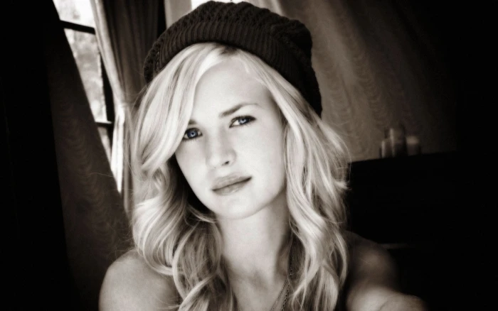 women's black knit cap blonde Britt Robertson actress blue eyes 2k