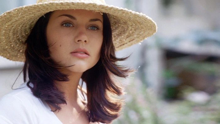 women's brown straw hat Tiffani Amber Thiessen actress one person