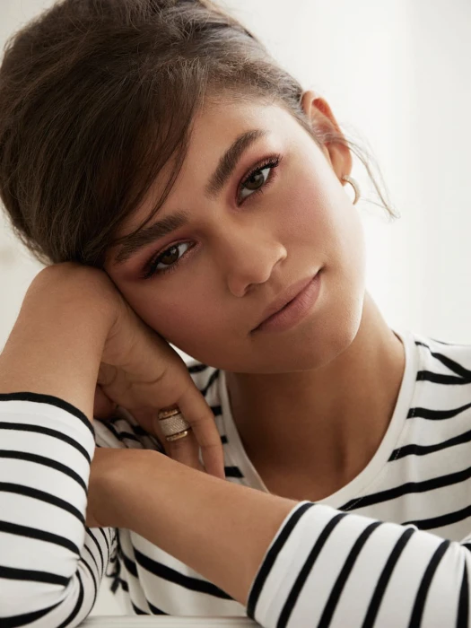 Zendaya women actress brunette singer indoors portrait