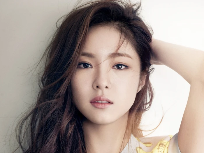 women's red lipstick Actresses Shin Se kyung Asian Brown Eyes 23