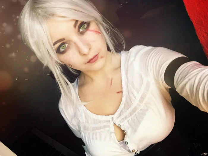 Cirilla Fiona Elen Riannon white hair shirt green eyes