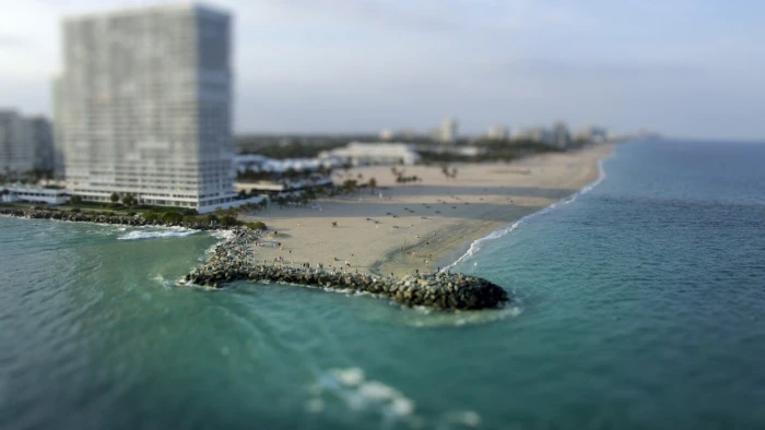 gray concrete building panoramic photo of sand beach near high rise 2k