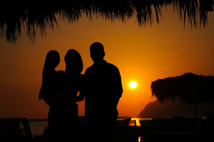 Family silhouette against sunset backdrop beach families children 2k