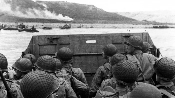 grayscale photography of group army near body water World War II 2k