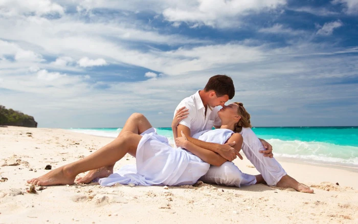 Love romance kiss summer sea beach Romantic couple HD Wallpapers for Mobile phones Tablet and PC 2k