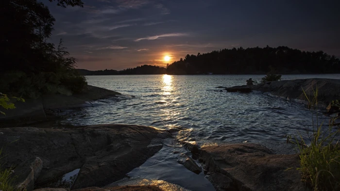 silhouette of mountains near body water digital wallpaper 2k