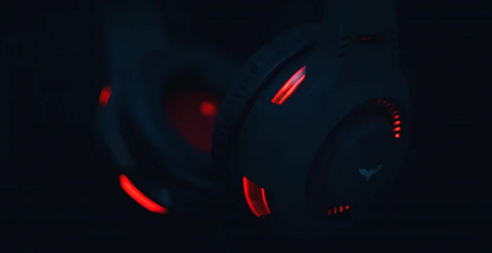 headphones red black dark gaming setup minimal closeup 2k 4k 5k