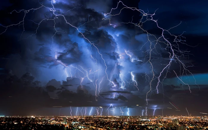 lightning digital wallpaper on sea photo storm city 2k