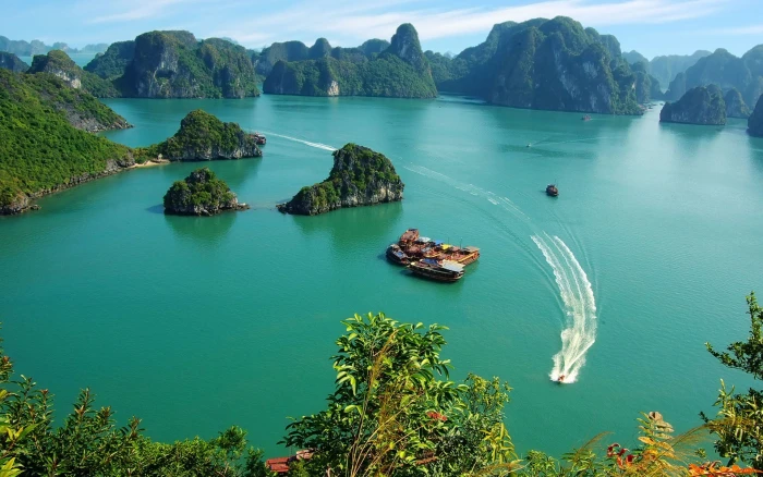 white motoboat photography nature landscape Ha Long Bay sea 2k