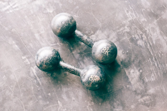 two gray dumbbells grayscale photography of 8 kg 2k