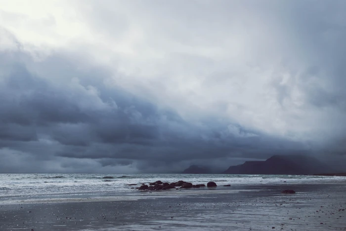 Ocean Under Gray Cloudy Sky beach clouds dawn fog foggy 2k 4k