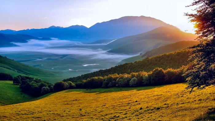 Italy Umbria morning sun nature scenery 2k