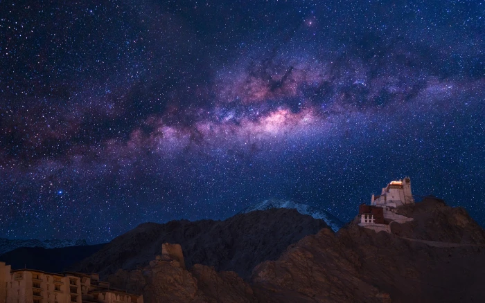 stars night The Milky Way the monastery Namgyal Tsemo Of Jammu and Kashmir India 2k