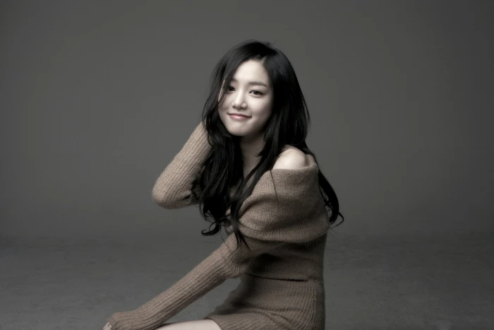 Actresses Lee Yu bi South Korean studio shot looking at camera 2k