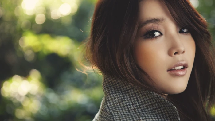 IU brown eyes looking back brunette Asian Korean women 2k
