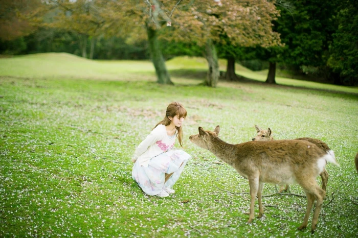 Yurisa Chan Korean model women plant grass green color 2k