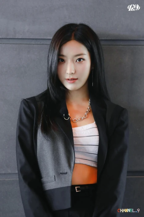 Lee Saerom fromis 9 K pop black hair dark eyes 2k