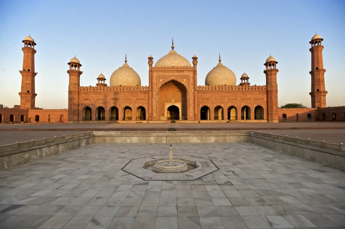brown mosque with blue background Lahore Pakistan architecture 2k