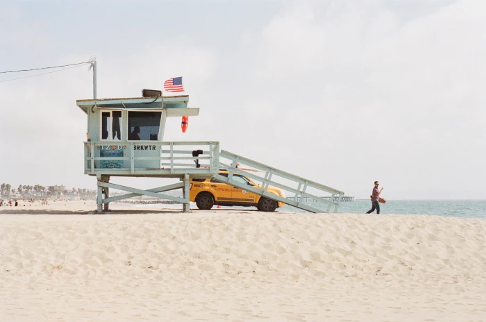 lifeguard house near at seashore tower beach sand coast watch 2k