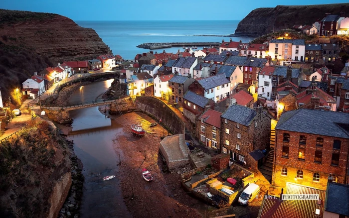 Staithes nighttime England travel scenery wallpape building exterior 2k