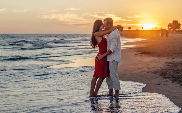 Beach couple kiss romantic love HD sunset water sea 2k 4k