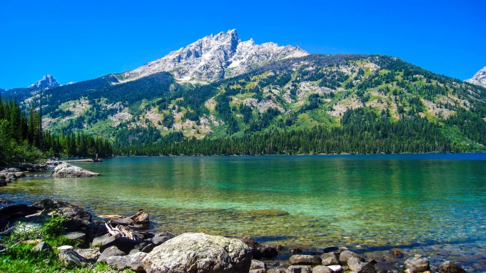green body of water near mountains digital wallpaper landscape 2k