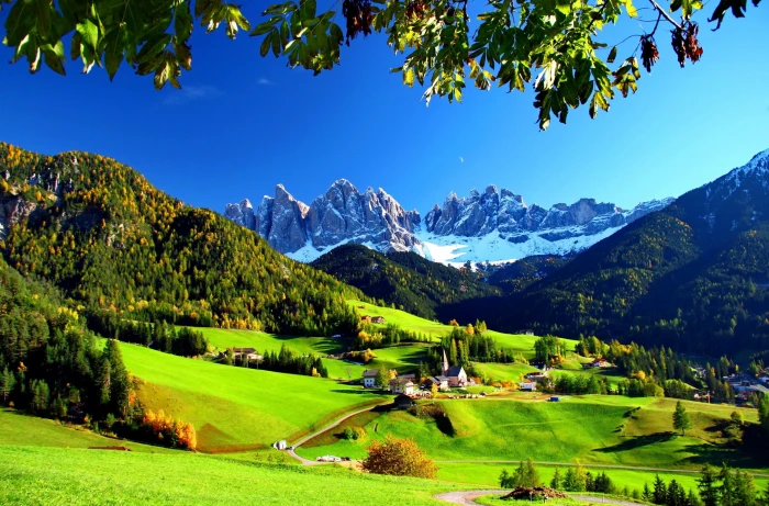 Val di Funes Italy green grass field lovely mountain nice 2k
