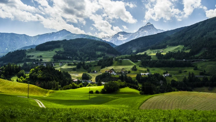 house near green grass field mountains patsch Da fare 2k 4k 5k