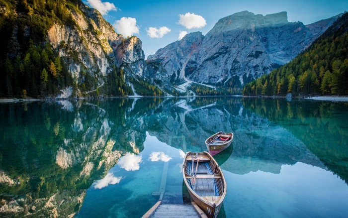 Pragser Wildsee lago Di Braies Lake In Italy Boats Rocky Mountains Blue Sky Reflection Landscape 2k 4k