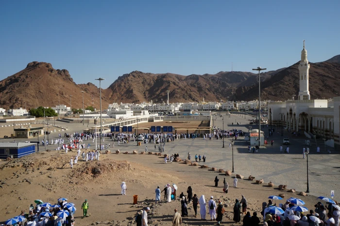 uhud the mountain of martyrs crowd large group people 2k 4k 5k