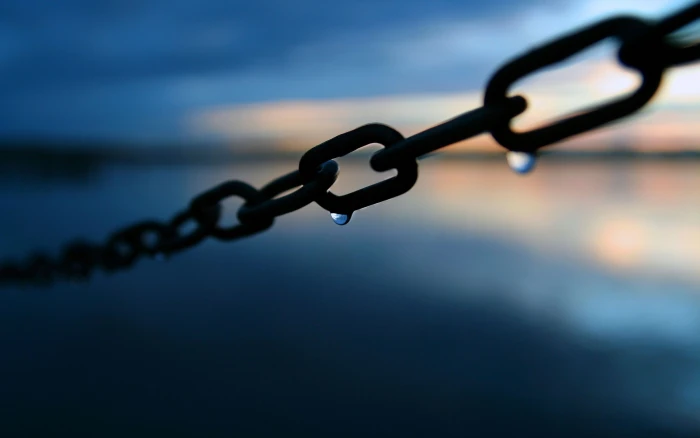 black metal chain macro photography depth of field 2k