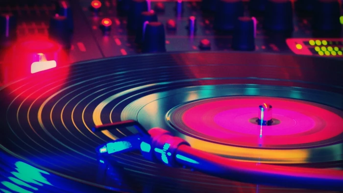 DJ turntable shallow focus photography of vinyl record on gramophone 2k