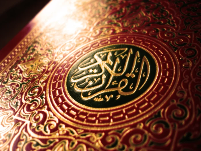 red and green book Islam Quran pattern gold Colored backgrounds 2k