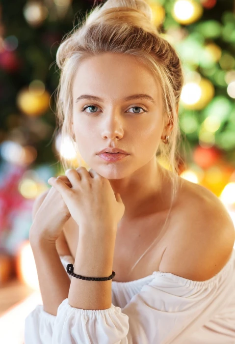 blonde portrait display women looking at viewer lights