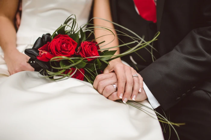 man holding red flowers couple hands together bouquet 2k 4k 5k