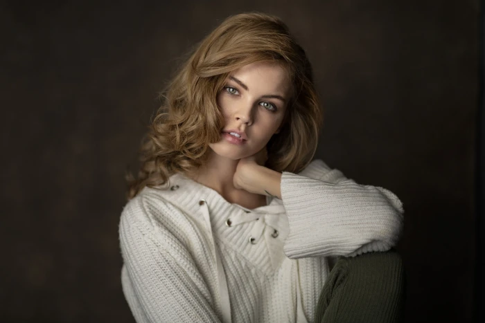 portrait looking at viewer women model bokeh indoors 2k