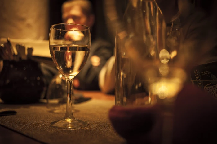 restaurant wine glass table dinner bokeh cup cafe refreshment 2k 4k 5k