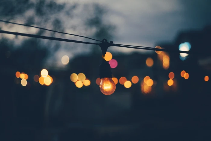 street light bokeh blurred lightbulb lights dark 2k
