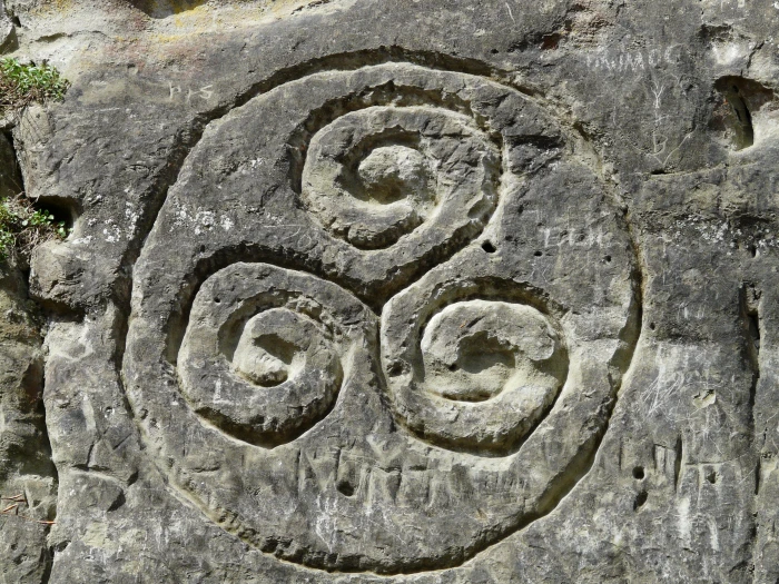 closeup photo of gray concrete wall triskelion steinzeichnung 2k