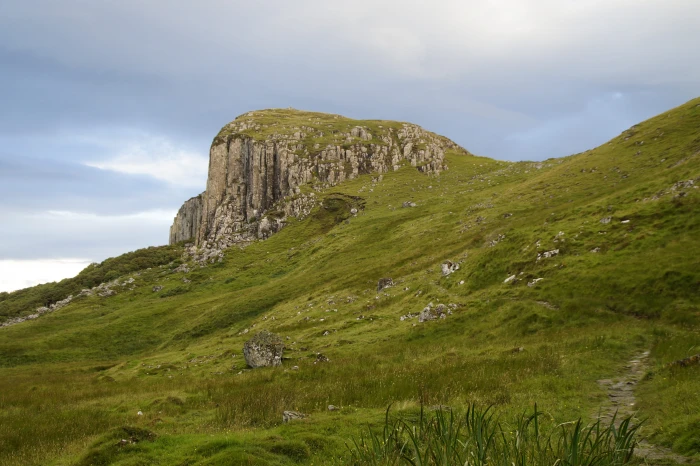 green scotland isle of skye cliff hill landscape hike 2k 4k 5k