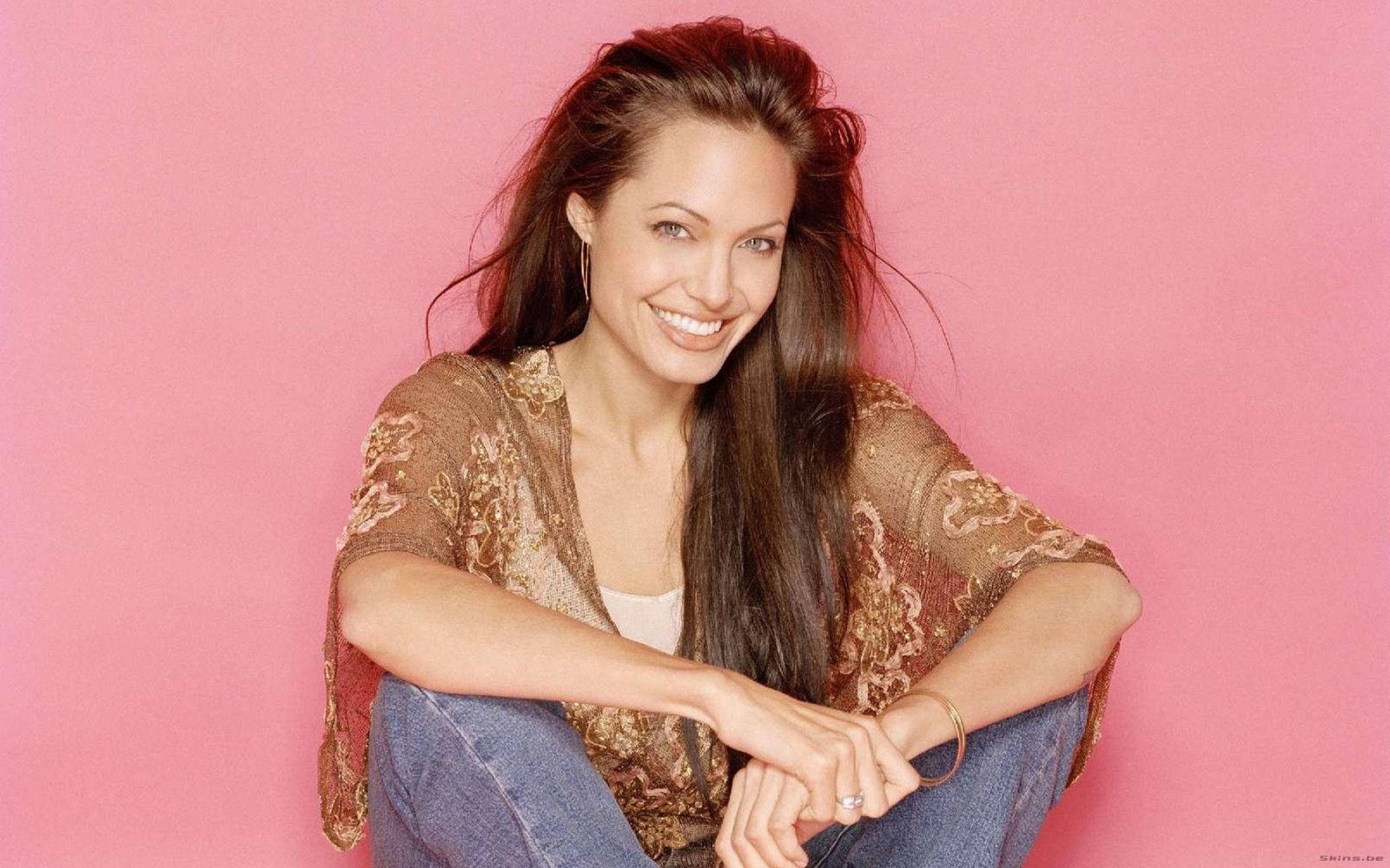 casual looking angelina jolie photoshoot actress hollywood 2k