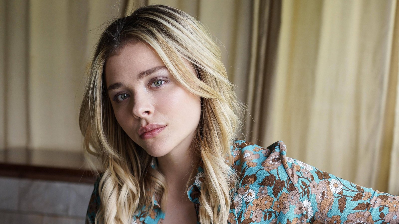 chloe grace moretz on floral top actress hollywood 2k