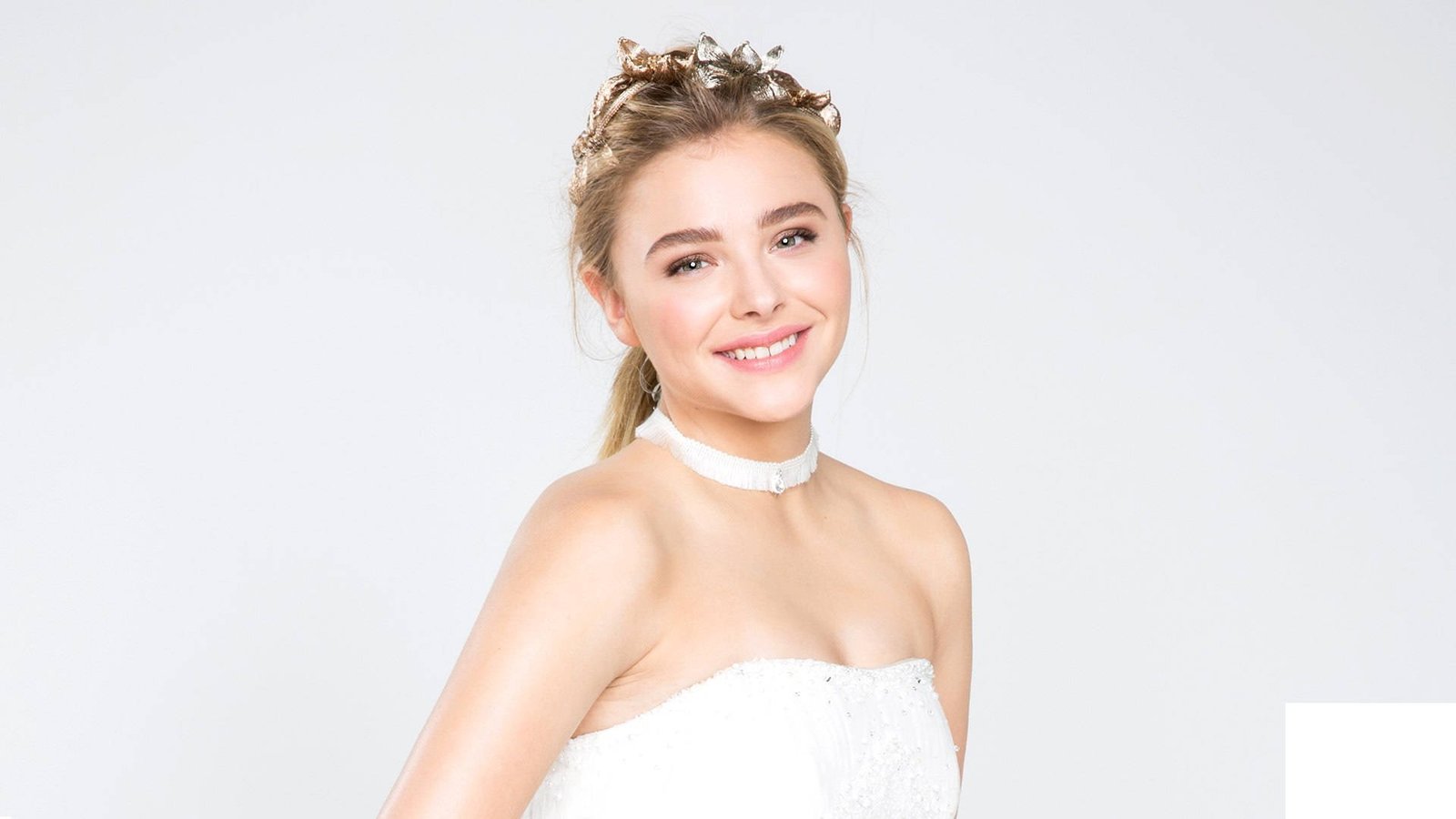 chloe grace moretz white elegant dress actress hollywood